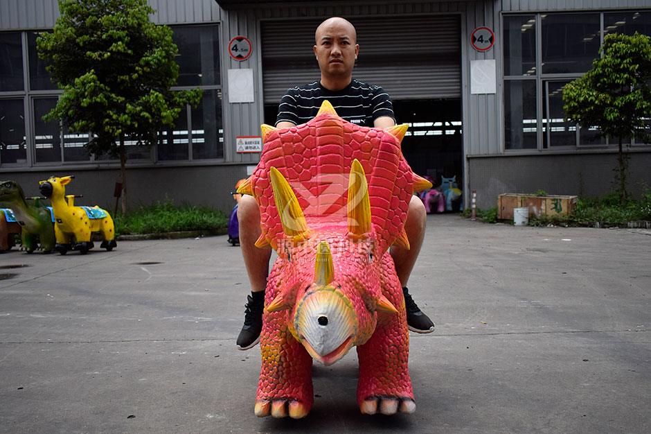 三角恐龍恐龍車，商場騎的三角龍，三角龍童車